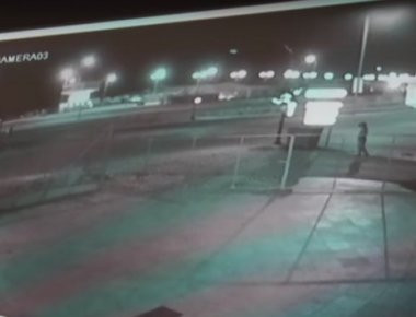 Άγωστος έσπασε με πέτρες δύο μαγαζιά στην Πάτρα (βίντεο)